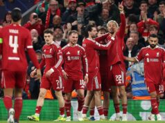 Liverpool si ponechať alebo predať: Päť hráčov bolo vymazaných, tri prestupové priority sú jasné Hugo Ekitike z Liverpoolu oslavuje so spoluhráčmi zo strelenia druhého gólu svojho tímu počas zápasu osemfinále Ligy majstrov 2025/26 medzi Liverpool FC a Galatasaray