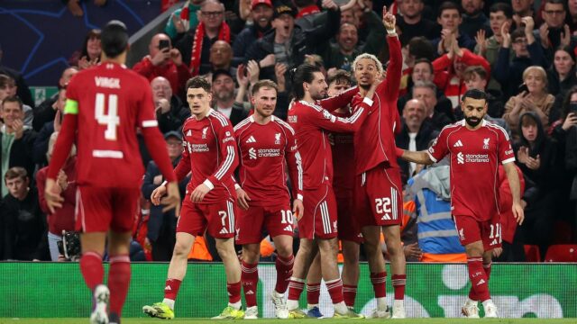 Hugo Ekitike z Liverpoolu oslavuje so spoluhráčmi zo strelenia druhého gólu svojho tímu počas zápasu osemfinále Ligy majstrov 2025/26 medzi Liverpool FC a Galatasaray