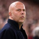 LIVERPOOL, ANGLICKO – 18. MARCA: Arne Slot, manažér Liverpoolu, sleduje zápas pred 2. kolom 16. kola Ligy majstrov UEFA 2025/26 medzi Liverpool FC a Galatasaray SK na Anfielde 18. marca 2026 v Liverpoole v Anglicku. (Foto: Michael Regan/Getty Images)