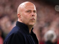 Liverpool už pred hektickým prestupovým obdobím zabezpečil dva prestupy pre Arneho Slotu LIVERPOOL, ANGLICKO – 18. MARCA: Arne Slot, manažér Liverpoolu, sleduje zápas pred 2. kolom 16. kola Ligy majstrov UEFA 2025/26 medzi Liverpool FC a Galatasaray SK na Anfielde 18. marca 2026 v Liverpoole v Anglicku. (Foto: Michael Regan/Getty Images)