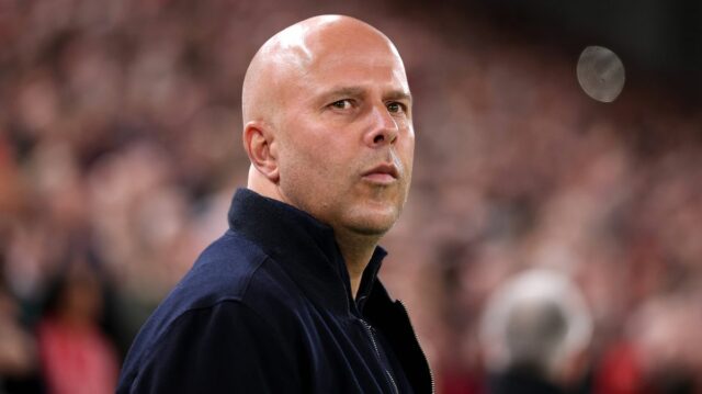 LIVERPOOL, ANGLICKO – 18. MARCA: Arne Slot, manažér Liverpoolu, sleduje zápas pred 2. kolom 16. kola Ligy majstrov UEFA 2025/26 medzi Liverpool FC a Galatasaray SK na Anfielde 18. marca 2026 v Liverpoole v Anglicku. (Foto: Michael Regan/Getty Images)