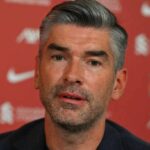 Jarell Quansah z Bayer 04 Leverkusen sleduje zápas Bundesligy medzi Bayerom 04 Leverkusen a 1. FSV Mainz 05 v BayArena vo februári...