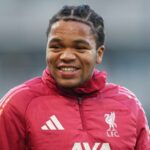 Liverpool „prijme ponuku“ na „veľmi talentovanú“ hviezdu z dvoch dôvodov po tom, čo Gerrard požiadal Slotu, aby ho začal