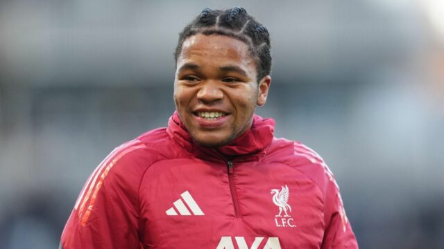 Liverpool „prijme ponuku“ na „veľmi talentovanú“ hviezdu z dvoch dôvodov po tom, čo Gerrard požiadal Slotu, aby ho začal
