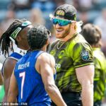 Logan Paul sa smeje Houshovi Doucetteovi a potom si strhol slnečné okuliare z tváre