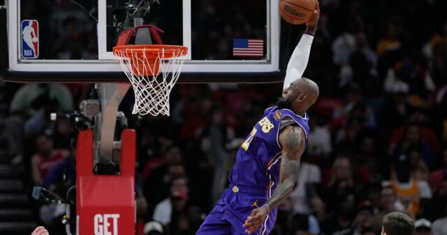 Luka Doncic (40 bodov) a LeBron James (30) vedú Lakers k víťazstvu nad Rockets
