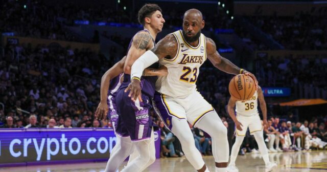 Luka Doncic a LeBron James nútia Lakers k dominantnému víťazstvu nad Kings
