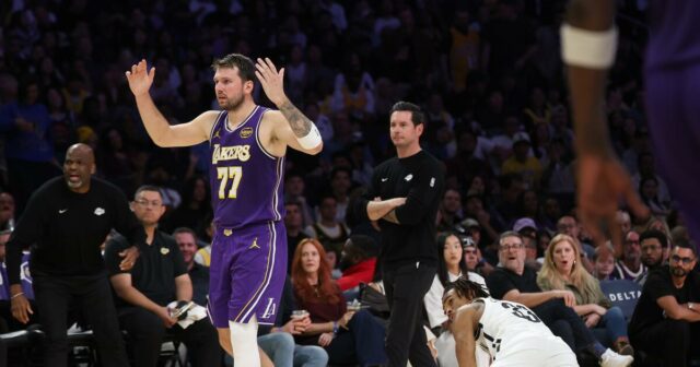 Luka Dončič si v pondelok odpyká jednozápasový dištanc pre technikov
