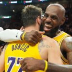 Luka Doncic strelil 60 gólov, LeBron vyrovnal rekord v zápasoch NBA vo víťazstve Lakers