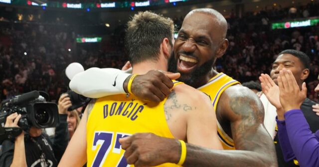 Luka Doncic strelil 60 gólov, LeBron vyrovnal rekord v zápasoch NBA vo víťazstve Lakers
