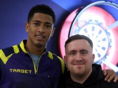 Luke Littler hostí šípkový turnaj pre anglické hviezdy v St George’s Park Luke Littler a Jude Bellingham