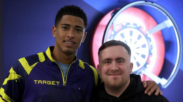 Luke Littler hostí šípkový turnaj pre anglické hviezdy v St Luke Littler a Jude Bellingham