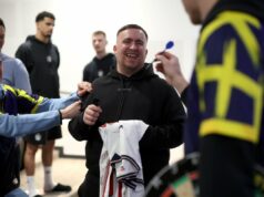 Luke Littler hostí turnaj v šípkach pre anglický tím pred prípravnými zápasmi pred majstrovstvami sveta Littler dostal svoje osobné anglické tričko (FA cez Getty Images)