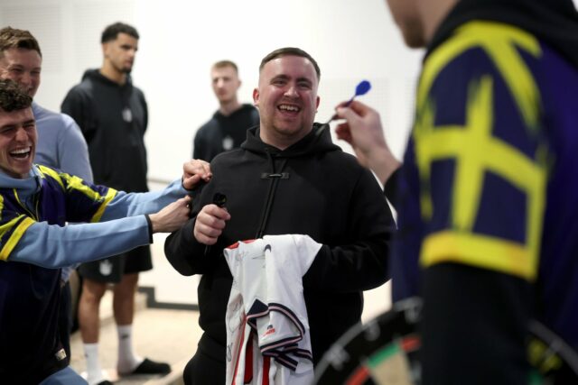 Luke Littler hostí turnaj v šípkach pre anglický tím pred Littler dostal svoje osobné anglické tričko (FA cez Getty Images)