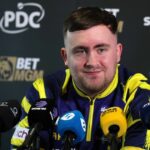 NEWCASTLE UPON TYNE, ANGLICKO - 4. FEBRUÁRA: Luke Littler čelí médiám počas štartu betMGM Premier League Darts 2026 v St James' Park 4. februára 2026 v Newcastle upon Tyne v Anglicku. (Foto: Stu Forster/Getty Images)