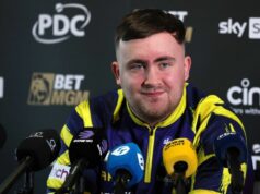 Luke Littler zakázal hrať na podujatí, pretože verejná prosba hviezdy šípok bola ukončená NEWCASTLE UPON TYNE, ANGLICKO - 4. FEBRUÁRA: Luke Littler čelí médiám počas štartu betMGM Premier League Darts 2026 v St James' Park 4. februára 2026 v Newcastle upon Tyne v Anglicku. (Foto: Stu Forster/Getty Images)