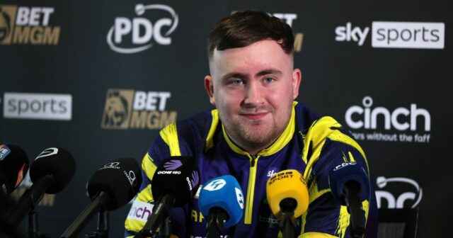 Luke Littler zakázal hrať na podujatí, pretože verejná prosba hviezdy NEWCASTLE UPON TYNE, ANGLICKO - 4. FEBRUÁRA: Luke Littler čelí médiám počas štartu betMGM Premier League Darts 2026 v St James' Park 4. februára 2026 v Newcastle upon Tyne v Anglicku. (Foto: Stu Forster/Getty Images)