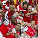 Sol Campbell, Ashley Cole, Francis Jeffers, Lauren, Thierry Henry, Edu Gaspar, Freddie Ljungberg, Oleg Luzhnyi, Lee Dixon, Giovanni van Bronckhorst a Ray Parlor z Arsenalu oslavujú Premier League Trophy po víťazstve v zápase Premier League medzi Arsenalom a Evertonom.