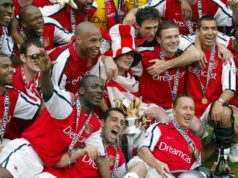 Ľutujem, že som nechal hviezdu Arsenalu dokončiť prestup Chelsea – dokonca som sa mu ospravedlnil. Sol Campbell, Ashley Cole, Francis Jeffers, Lauren, Thierry Henry, Edu Gaspar, Freddie Ljungberg, Oleg Luzhnyi, Lee Dixon, Giovanni van Bronckhorst a Ray Parlor z Arsenalu oslavujú Premier League Trophy po víťazstve v zápase Premier League medzi Arsenalom a Evertonom.