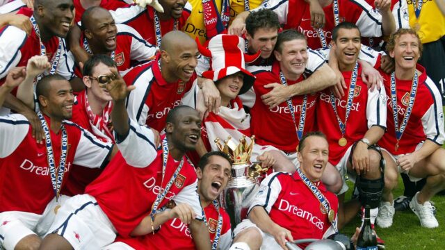 Ľutujem, že som nechal hviezdu Arsenalu dokončiť prestup Chelsea – Sol Campbell, Ashley Cole, Francis Jeffers, Lauren, Thierry Henry, Edu Gaspar, Freddie Ljungberg, Oleg Luzhnyi, Lee Dixon, Giovanni van Bronckhorst a Ray Parlor z Arsenalu oslavujú Premier League Trophy po víťazstve v zápase Premier League medzi Arsenalom a Evertonom.