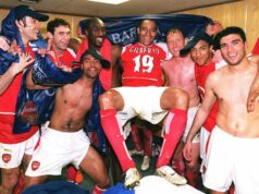Ľutujem, že som nechal hviezdu Arsenalu odísť do Chelsea – rozpútalo sa peklo a je mi to ľúto Robert Pires, Martin Keown, Ashley Cole, Sol Campbell, Gilberto, Ray Parlor, Gael Clichy a Jose Antonio Reyes z Arsenalu oslavujú víťazstvo v lige po zápase Premier League medzi Tottenhamom Hotspur a Arsenalom.