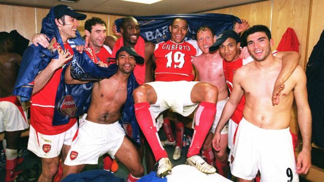 Ľutujem, že som nechal hviezdu Arsenalu odísť do Chelsea – Robert Pires, Martin Keown, Ashley Cole, Sol Campbell, Gilberto, Ray Parlor, Gael Clichy a Jose Antonio Reyes z Arsenalu oslavujú víťazstvo v lige po zápase Premier League medzi Tottenhamom Hotspur a Arsenalom.