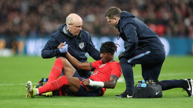 Madueke, Eze, Saliba – správy o zranení Arsenalu a dátumy Noni Madueke sa lieči