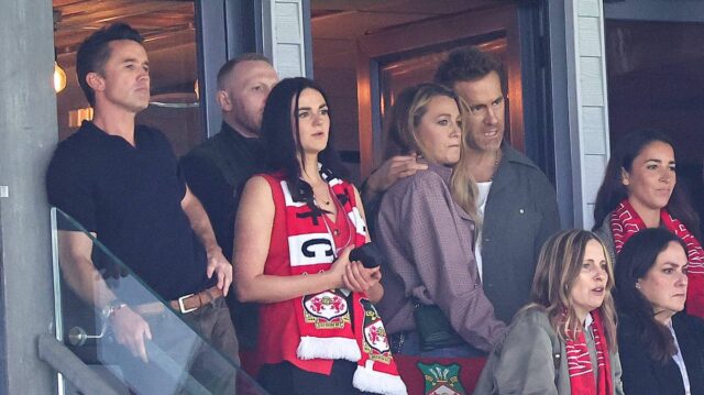 WREXHAM, WALES – 26. apríla: Blake Lively, manželka spolumajiteľa Wrexhamu Ryana Reynoldsa a Roba McElhenneyho pred zápasom Sky Bet League One medzi Wrexham AFC a Charlton Athletic FC na Racecourse Ground 26. apríla 2025 vo Wrexhame vo Walese. (Foto: Robbie Jay Barratt - AMA/Getty Images)