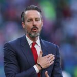 Josh Kroenke kvituje fanúšikov po finálovom zápase Ligy majstrov žien UEFA medzi Arsenalom WFC a FC Barcelona na Estadio Jose Alvalade.