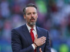 Majiteľ Arsenalu Josh Kroenke bol nútený ospravedlniť sa fanúšikom po veľkom odpore Josh Kroenke kvituje fanúšikov po finálovom zápase Ligy majstrov žien UEFA medzi Arsenalom WFC a FC Barcelona na Estadio Jose Alvalade.
