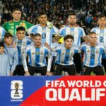 Lionel Messi z Argentíny sa na to pozerá s transparentom s tvárou jeho a Diega Maradonu v pozadí