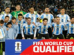 Majstrovstvá sveta 2026: Argentína – „nechutní“ držitelia, ktorí majú „novú rolu“ pre Lionela Messiho Lionel Messi z Argentíny sa na to pozerá s transparentom s tvárou jeho a Diega Maradonu v pozadí