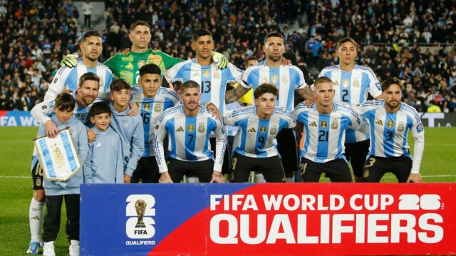 Lionel Messi z Argentíny sa na to pozerá s transparentom s tvárou jeho a Diega Maradonu v pozadí