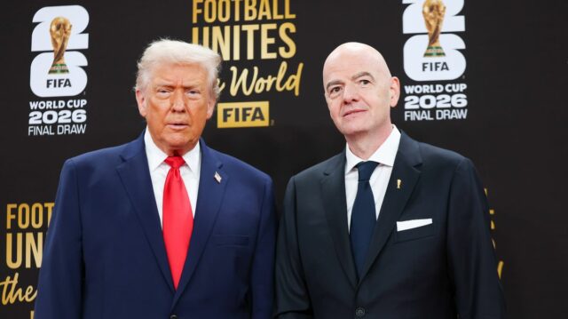 Donald Trump a Gianni Infantino pózujú na fotografii