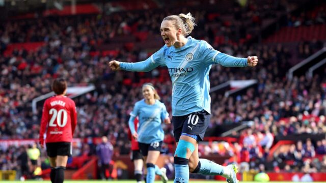 Man City sa blíži k titulu WSL víťazstvom v derby 3:0 nad Manchestrom United
