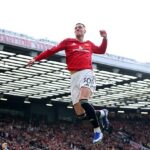 Benjamin Sesko skáče od radosti po tom, čo vsietil víťaza proti Crystal Palace