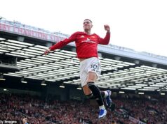 Man United 2-1 Crystal Palace HODNOTENIE HRÁČOV: Ktorá hviezda United „vyžaruje triedu“ kedykoľvek hrá? A ktorý stredopoliar si upevnil miesto najlepšieho v Premier League? Benjamin Sesko skáče od radosti po tom, čo vsietil víťaza proti Crystal Palace