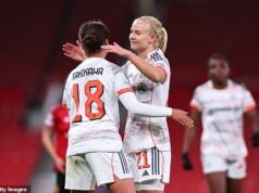 Man United 2-3 Bayern Mníchov: Pernille Harder sa vracia, aby prenasledovala tím Marca Skinnera, keď Reds čelia skľučujúcej spiatočnej ceste do Nemecka vo štvrťfinále ženskej Ligy majstrov Ortéza Pernille Harderovej – a tretia od Momoko Tanikawu v 84. minúte – dala United veľkú úlohu, aby ju budúci týždeň odniesli do Allianz Areny.