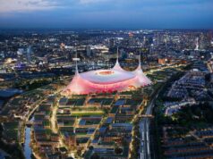 Man Utd by mohol zrušiť dizajn stanu Butlins a ušetriť 200 miliónov libier na novom štadióne Letecký pohľad na rušnú panorámu mesta za súmraku zobrazujúci prominentný štadión osvetlený žiarivými svetlami na pozadí súmraku oblohy obklopený zložitou sieťou ciest a budov.