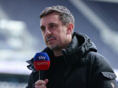 Man Utd potrebuje podpis typu „Michael Carrick“, keďže Gary Neville má prioritu domáceho prestupu Gary Neville uviedol potrebu nových stredopoliarov v Man Utd