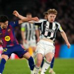 Dočasný hlavný tréner anglického klubu Manchester United Michael Carrick tlieska fanúšikom na konci futbalového zápasu anglickej Premier League medzi Manchestrom United a Aston Villou na Old Trafford v Manchestri v severozápadnom Anglicku 15. marca 2026. (Foto: Oli SCARFF / AFP cez Getty Images) / POUŽITIE OBMEDZENÉ NA REDAKCIU. Nepoužívajte s nepovoleným zvukom, videom, údajmi, súpiskami zápasov, logami klubov/ligy alebo „živými“ službami. Online použitie v zápase je obmedzené na 120 obrázkov. Ďalších 40 obrázkov môže byť použitých v predĺžení. Nie emulácia videa. Používanie sociálnych médií počas zápasu je obmedzené na 120 obrázkov. Ďalších 40 obrázkov môže byť použitých v predĺžení. Nepoužívajte v publikáciách o stávkach, hrách alebo publikáciách pre jednotlivé kluby/ligy/hráčov. /