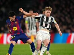 Man Utd pridal 140 miliónov libier hviezdy Premier League do užšieho výberu prestupov pred šialeným výdavkom Dočasný hlavný tréner anglického klubu Manchester United Michael Carrick tlieska fanúšikom na konci futbalového zápasu anglickej Premier League medzi Manchestrom United a Aston Villou na Old Trafford v Manchestri v severozápadnom Anglicku 15. marca 2026. (Foto: Oli SCARFF / AFP cez Getty Images) / POUŽITIE OBMEDZENÉ NA REDAKCIU. Nepoužívajte s nepovoleným zvukom, videom, údajmi, súpiskami zápasov, logami klubov/ligy alebo „živými“ službami. Online použitie v zápase je obmedzené na 120 obrázkov. Ďalších 40 obrázkov môže byť použitých v predĺžení. Nie emulácia videa. Používanie sociálnych médií počas zápasu je obmedzené na 120 obrázkov. Ďalších 40 obrázkov môže byť použitých v predĺžení. Nepoužívajte v publikáciách o stávkach, hrách alebo publikáciách pre jednotlivé kluby/ligy/hráčov. /