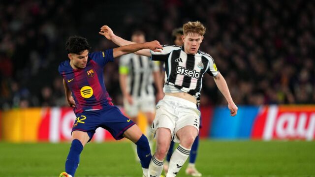 Man Utd pridal 140 miliónov libier hviezdy Premier League do Dočasný hlavný tréner anglického klubu Manchester United Michael Carrick tlieska fanúšikom na konci futbalového zápasu anglickej Premier League medzi Manchestrom United a Aston Villou na Old Trafford v Manchestri v severozápadnom Anglicku 15. marca 2026. (Foto: Oli SCARFF / AFP cez Getty Images) / POUŽITIE OBMEDZENÉ NA REDAKCIU. Nepoužívajte s nepovoleným zvukom, videom, údajmi, súpiskami zápasov, logami klubov/ligy alebo „živými“ službami. Online použitie v zápase je obmedzené na 120 obrázkov. Ďalších 40 obrázkov môže byť použitých v predĺžení. Nie emulácia videa. Používanie sociálnych médií počas zápasu je obmedzené na 120 obrázkov. Ďalších 40 obrázkov môže byť použitých v predĺžení. Nepoužívajte v publikáciách o stávkach, hrách alebo publikáciách pre jednotlivé kluby/ligy/hráčov. /