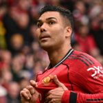 Brazílsky stredopoliar Manchestru United č. 18 Casemiro oslavuje po strelení prvého gólu tímu počas futbalového zápasu anglickej Premier League medzi Manchestrom United a Aston Villa na Old Trafford v Manchestri v severozápadnom Anglicku 15. marca 2026. (Foto: Oli SCARFF / AFP cez Getty Images) / OBMEDZENÉ PRE EDITORIÁL. Nepoužívajte s nepovoleným zvukom, videom, údajmi, súpiskami zápasov, logami klubov/ligy alebo „živými“ službami. Online použitie v zápase je obmedzené na 120 obrázkov. Ďalších 40 obrázkov môže byť použitých v predĺžení. Nie emulácia videa. Používanie sociálnych médií počas zápasu je obmedzené na 120 obrázkov. Ďalších 40 obrázkov môže byť použitých v predĺžení. Nepoužívajte v publikáciách o stávkach, hrách alebo publikáciách pre jednotlivé kluby/ligy/hráčov. /