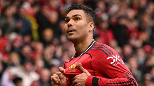 Brazílsky stredopoliar Manchestru United č. 18 Casemiro oslavuje po strelení prvého gólu tímu počas futbalového zápasu anglickej Premier League medzi Manchestrom United a Aston Villa na Old Trafford v Manchestri v severozápadnom Anglicku 15. marca 2026. (Foto: Oli SCARFF / AFP cez Getty Images) / OBMEDZENÉ PRE EDITORIÁL. Nepoužívajte s nepovoleným zvukom, videom, údajmi, súpiskami zápasov, logami klubov/ligy alebo „živými“ službami. Online použitie v zápase je obmedzené na 120 obrázkov. Ďalších 40 obrázkov môže byť použitých v predĺžení. Nie emulácia videa. Používanie sociálnych médií počas zápasu je obmedzené na 120 obrázkov. Ďalších 40 obrázkov môže byť použitých v predĺžení. Nepoužívajte v publikáciách o stávkach, hrách alebo publikáciách pre jednotlivé kluby/ligy/hráčov. / 