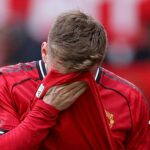 MANCHESTER, ANGLICKO - 1. MARCA: Luke Shaw z Manchestru United utešuje tímový kolega Bryan Mbeumo, keď dostáva lekárske ošetrenie predtým, ako ho vystriedal počas zápasu Premier League medzi Manchestrom United a Crystal Palace na Old Trafford 1. marca 2026 v Manchestri v Anglicku. (Foto: Stu Forster/Getty Images)