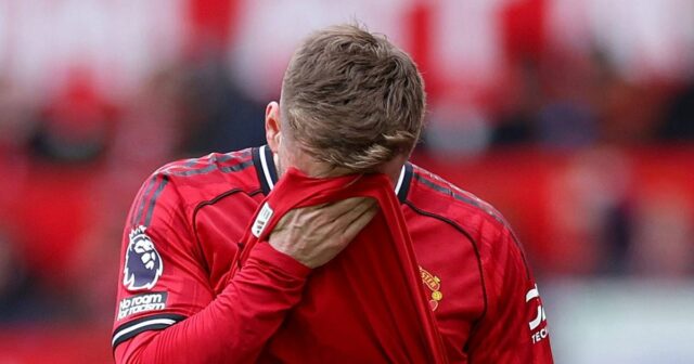 MANCHESTER, ANGLICKO - 1. MARCA: Luke Shaw z Manchestru United utešuje tímový kolega Bryan Mbeumo, keď dostáva lekárske ošetrenie predtým, ako ho vystriedal počas zápasu Premier League medzi Manchestrom United a Crystal Palace na Old Trafford 1. marca 2026 v Manchestri v Anglicku. (Foto: Stu Forster/Getty Images)