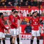 Bruno Fernandes sa po góle Rossa Barkleyho proti Manchestru United sťažuje rozhodcovi Anthonymu Taylorovi