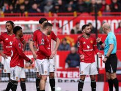 Man Utd vyniesol verdikt VAR po kontroverznom góle Amadoua Onana za Aston Villu Bruno Fernandes sa po góle Rossa Barkleyho proti Manchestru United sťažuje rozhodcovi Anthonymu Taylorovi