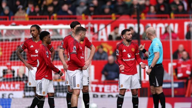 Bruno Fernandes sa po góle Rossa Barkleyho proti Manchestru United sťažuje rozhodcovi Anthonymu Taylorovi